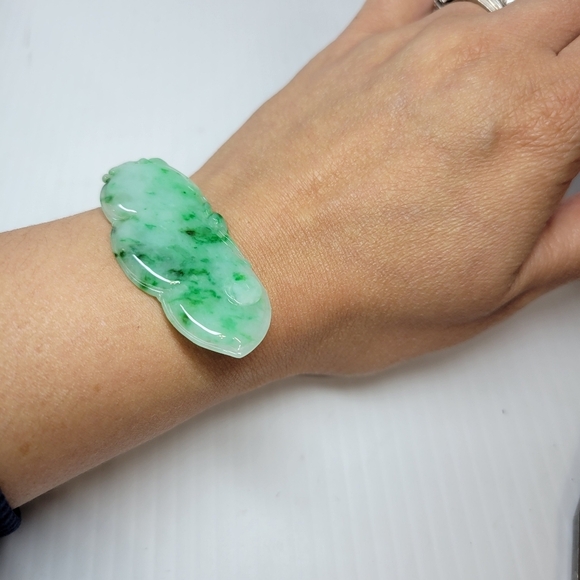 natural green white jade carved pea beanstalk shaped pendant for necklace charm - Picture 4 of 10